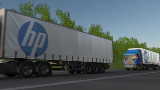 Semi-caminhões de carga com logotipo HP Inc. dirigindo ao longo da estrada da floresta, loop sem costura. Editorial 4K clip — Vídeo de Stock