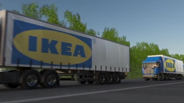 Caminhões semi-carga com logotipo Ikea dirigindo ao longo da estrada da floresta, loop sem costura. Editorial 4K clip — Vídeo de Stock