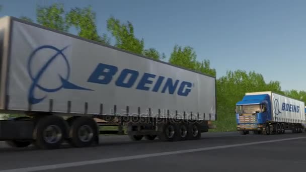 Camions semi-remorques de fret avec logo Boeing Company conduisant le long de la route forestière, boucle transparente. Clip éditorial 4K — Video