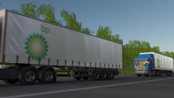 Ημι φορτηγών μεταφορών με λογότυπο Bp οδήγηση κατά μήκος το δασικό δρόμο, αδιάλειπτη βρόχο. Συντακτική 4k κλιπ — Αρχείο Βίντεο