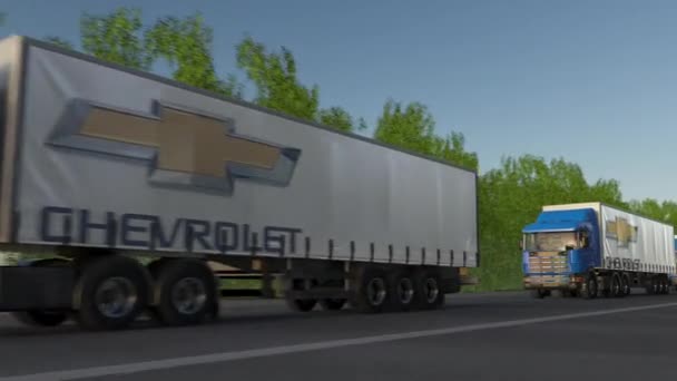 Áru félig teherautók a Chevrolet embléma vezetés erdei út mentén, varrat nélküli hurok. Szerkesztői 4k klip — Stock videók