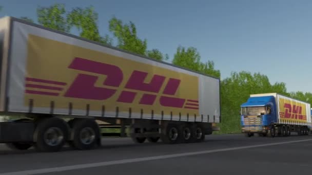 Árufuvarozási kamionok vezetés erdei út mentén, varrat nélküli hurok Dhl Express logóval. Szerkesztői 4k klip — Stock videók