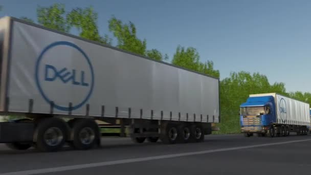 Camions semi-remorques de fret avec logo Dell Inc. conduisant le long de la route forestière, boucle transparente. Clip éditorial 4K — Video