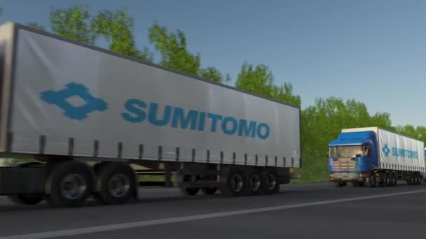 Árufuvarozási kamionok vezetés erdei út mentén, varrat nélküli hurok a Sumitomo Corporation logóval. Szerkesztői 4k klip — Stock videók