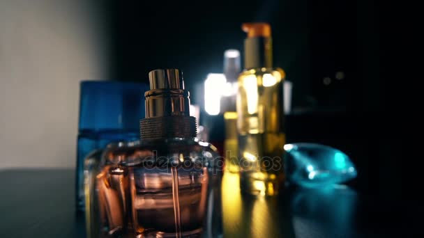 Mujeres dedo empujando pulverizador de perfume en la oscuridad. Disparo de primer plano en cámara lenta — Vídeo de stock