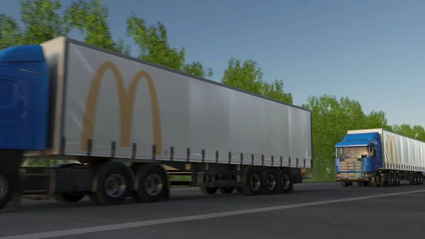 Vracht semi vrachtwagens met Mcdonalds logo rijden langs bos weg. Redactioneel 3D-rendering — Stockfoto