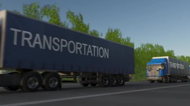 Rychle jedoucí nákladní semi kamiony s titulkem dopravy na přívěsu — Stock video
