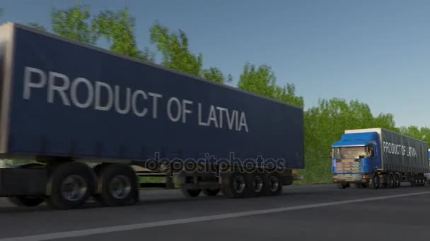 Перевозка грузовых полугрузовиков с надписью PRODUCT OF LATVIA на прицепе — стоковое видео