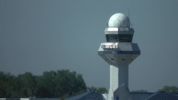 Башня управления аэропортом за пределами тепловой дымки взлетно-посадочной полосы. Телефото-объектив 4K — стоковое видео