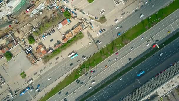 Autostrada della città e cantiere urbano vista aerea dall'alto verso il basso. Video 4K — Video Stock