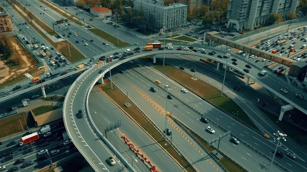 Trafikstockning på staden highway interchange, Moskva. Antenn skott — Stockfoto