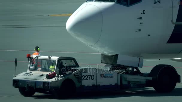 ADVERTÊNCIA, POLÓNIA - 18 DE MAIO DE 2017. Aeroporto reboque reboque reboque avião. Imagem da lente telefoto 4K — Vídeo de Stock