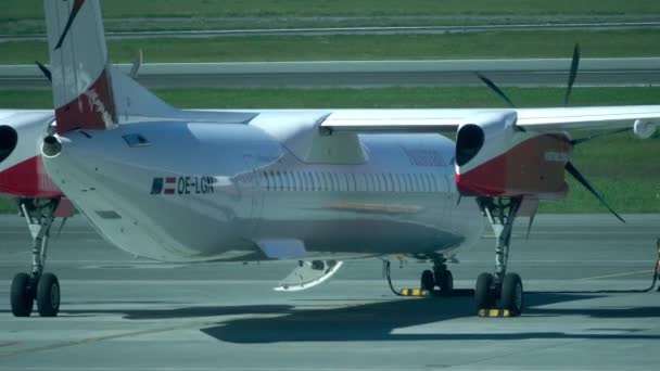 ADVERTÊNCIA, POLÓNIA - 18 DE MAIO DE 2017. Estacionado Austrian Airlines Bombardier hélice avião no aeroporto de Chopin. Vídeo 4K — Vídeo de Stock