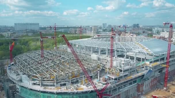 MOSCÚ, RUSIA - 19 DE MAYO DE 2017. Tiro aéreo del estadio de fútbol Dinamo o VTB Arena sitio de construcción. Vídeo 4K — Vídeo de stock