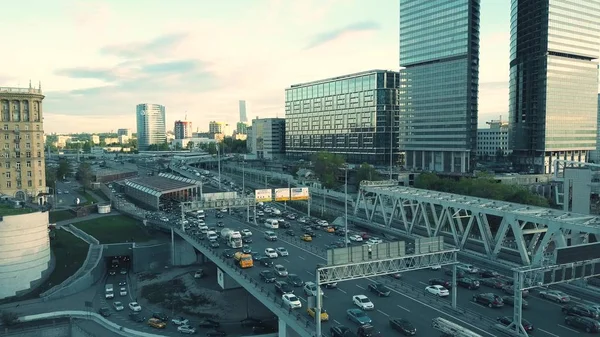 Moskva, Ryssland - maj 22, 2017. Antenn skott av staden highway traffic jam på en bilbro, stadens affärsdistrikt — Stockfoto