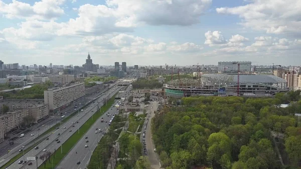 モスクワの主要な都市の通りの 1 つで Leningradsky プロスペクトの空中ショット — ストック写真