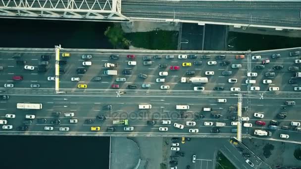Letecký pohled shora dolů o dopravní zácpě na auto most a jedoucího vlaku. 4k video — Stock video