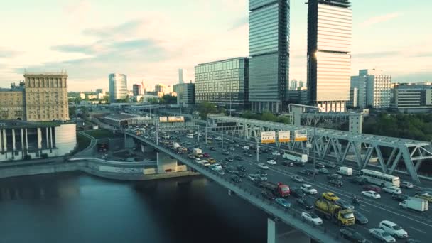 Moskou, Rusland - mei, 22, 2017. Luchtfoto van de snelweg stadsverkeer jam op een auto-brug, de zakenwijk van de stad. 4 k-clip — Stockvideo