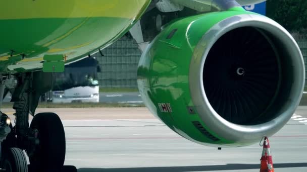 Motor de turbina de funcionamiento de un avión en el aeropuerto. Vídeo 4K — Vídeos de Stock