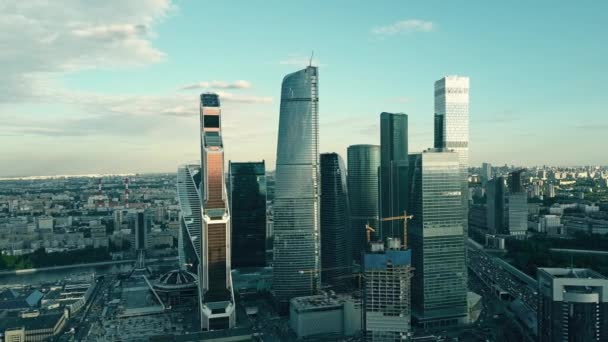 MOSCA, RUSSIA - 22 MAGGIO 2017. Scatto aereo dell'International Business Center, del complesso di uffici e grattacieli residenziali. Video 4K — Video Stock