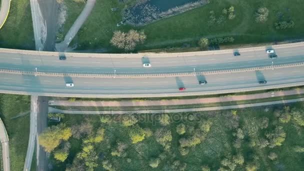 Luftaufnahme einer Autobahn bei Sonnenuntergang, Ansicht von oben nach unten. 4k-Video — Stockvideo