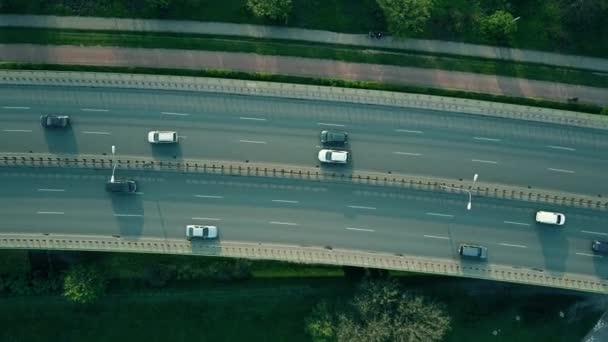 Abendlicher Autobahnverkehr. 4k Luftbild, Ansicht von oben nach unten — Stockvideo