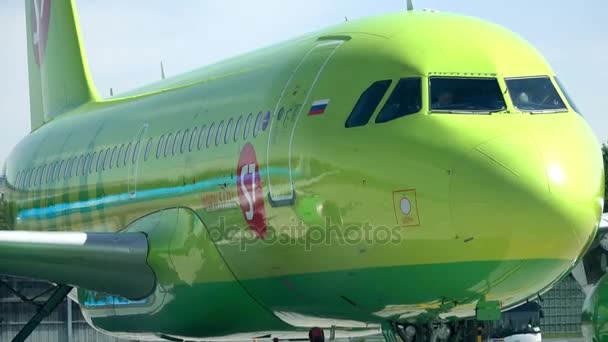 BERLIM, ALEMANHA - 18 de maio de 2017. Russian S7 Airlines Airbus avião comercial no aeroporto. Vídeo 4K — Vídeo de Stock