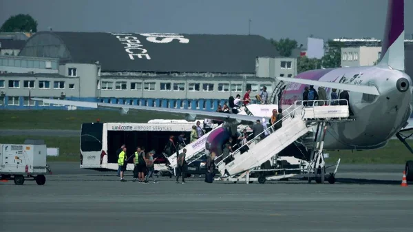 Βαρσοβία, Πολωνία - Μαΐου 18, 2017. Wizz Air Airbus A320-232 αεροσκάφος επιβίβασης μέσω δύο ράμπες στο αεροδρόμιο. Τηλεφακός πυροβόλησε — Φωτογραφία Αρχείου