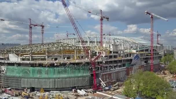 MOSCÚ, RUSIA - 19 DE MAYO DE 2017. Tiro aéreo del estadio de fútbol Dinamo o VTB Arena sitio de construcción. Clip 4K — Vídeos de Stock