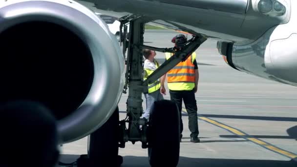 Βαρσοβία, Πολωνία - Μαΐου 18, 2017. Εμπορικό αεροσκάφος Boeing 737 να ελέγχονται από το προσωπικό του αεροδρομίου. 4 k τηλεφακό βίντεο — Αρχείο Βίντεο