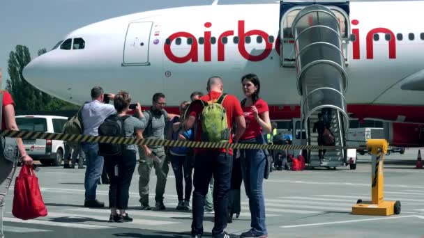 베를린, 독일-5 월 18, 2017. 공기 베를린 공항에서 여객기를 탑승 하는 승객 4 k 비디오 — 비디오