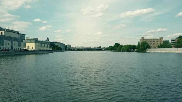 Εναέρια βολή χαμηλού υψομέτρου του ποταμού Μόσχας μέσα σε βιομηχανική περιοχή και μια μακρινή γέφυρα αυτοκινήτου — Φωτογραφία Αρχείου