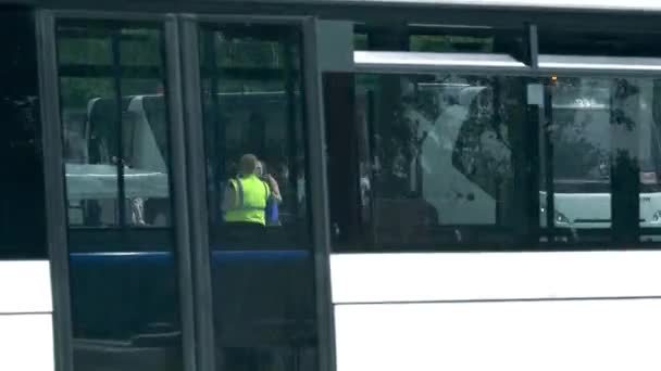 BERLIN, ALLEMAGNE - 18 MAI 2017. Passagers embarquant dans le bus d'aérodrome Neoplan à l'aéroport. Vidéo 4K — Video