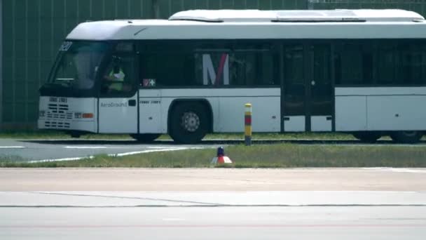 BERLÍN, ALEMANIA - 18 DE MAYO DE 2017. Autobús del aeródromo de Cobus conconductor femenino conduciendo en el aeropuerto. 4K toma de pan — Vídeos de Stock