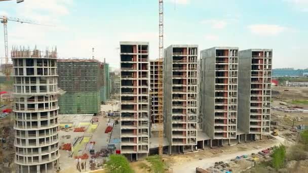 Fotografia aérea de um moderno prédio de apartamentos canteiro de obras. Vídeo 4K — Vídeo de Stock