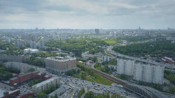 Foto aerea di grossi ingorghi stradali a Mosca. Parte sud-occidentale della città. Video 4K — Video Stock