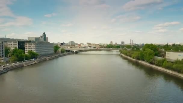MOSCÚ, RUSIA - 24 DE MAYO DE 2017. Timelapse dinámico aéreo de baja altitud de un río dentro de un área industrial y un puente de automóviles. Vídeo 4K — Vídeo de stock