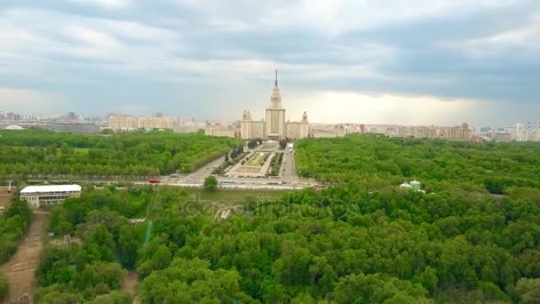 Aerial time lapse of the Moscow State University MSU and Vorobievy Gory or Sparrow Hills recreation área. Vídeo 4K — Vídeos de Stock