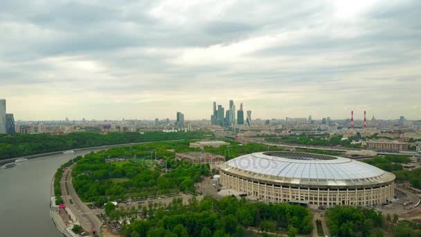 MOSCOW, RÚSSIA - 24 de maio de 2017. Tiro aéreo de alta altitude renovado para a Copa do Mundo FIFA 2018 Estádio de futebol Luzhniki. Vídeo 4K — Vídeo de Stock