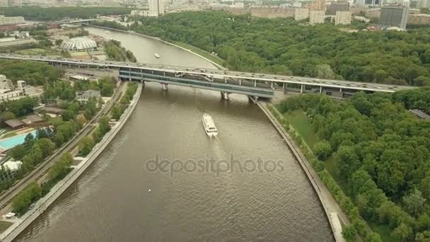 Висотно повітряний постріл Москви ріки туру катерів, автомобілі та міст "метро". 4 к відео — стокове відео
