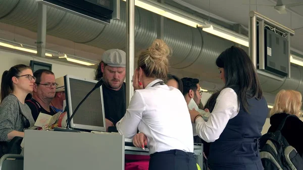 Berlijn, Duitsland-mei, 18, 2017. Vrouwelijke stewardessen controle van paspoorten en instapkaarten op de luchthaven terminal gate exit — Stockfoto