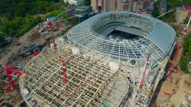 Аэросъемка строительной площадки футбольного стадиона. 4K видео — стоковое видео