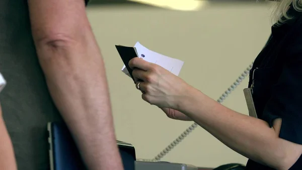 Assistente de bordo feminina verificando passaportes e cartões de embarque na saída do portão do terminal do aeroporto — Fotografia de Stock