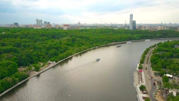 Yüksek irtifa panoramik hava atış Moskova Nehri tur tekneleri ve kanlı Vorobievy görüldüğü gibi şehir manzarası. 4k video — Stok video