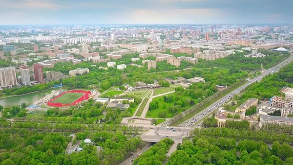 Luftaufnahme der Kreuzung der Kossygina-Straße und des Wersadski Prospekts in Moskau. Südwestlicher wohlhabender Teil der Stadt — Stockfoto