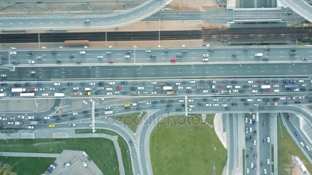 Vista aérea de arriba hacia abajo del atasco de tráfico en una carretera de automóviles en la hora punta. Vídeo 4K — Vídeo de stock