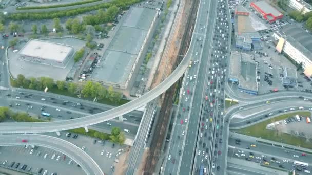 Aerial tidsfördröjning. Trafikstockning på en bilväg i rusningstid. 4k-video — Stockvideo