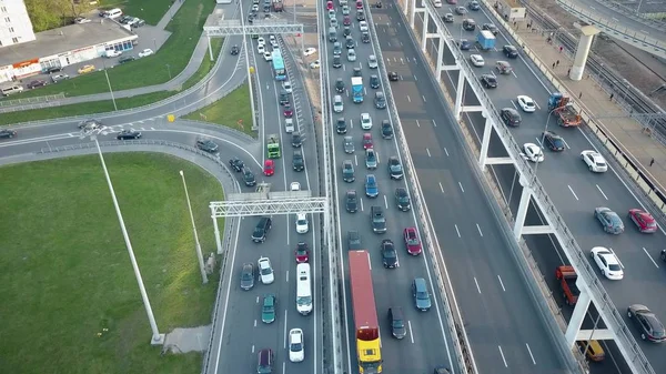 Москва, Російська Федерація - 22 травня 2017 року. Повітряний постріл трафіку пробки на дорогах автомобіля в години-пік — стокове фото