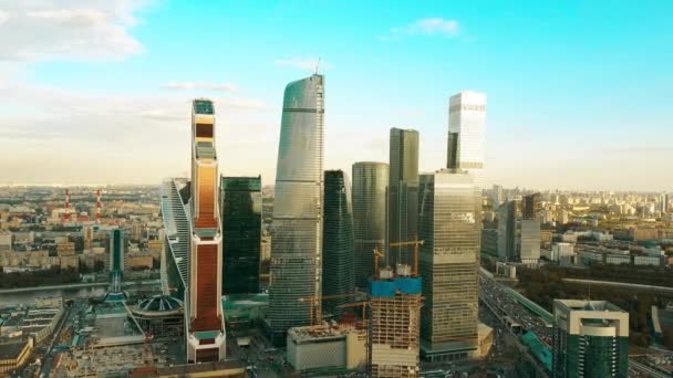 Moskova, Rusya - Mayıs, 22, 2017. Uluslararası iş merkezi ofis ve konut gökdelenler hava atış. 4k video — Stok video