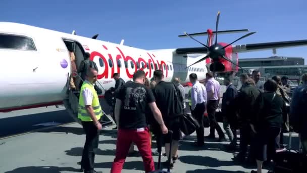 Varšava, Polsko - 18 května 2017. Air Berlin vrtulové letadlo nástup na letišti. 4k video — Stock video